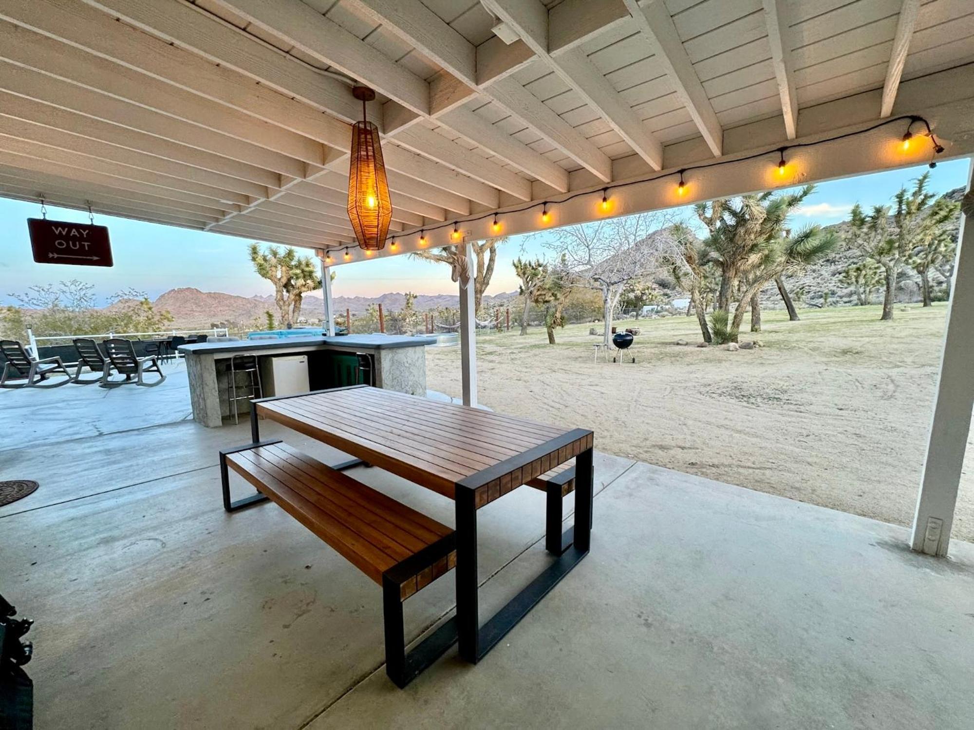 Epic Views, Huge House, Acres Of J-Trees To Explore, Hot Tub, Pool, Ac, And Mini-Golf Joshua Tree Zewnętrze zdjęcie